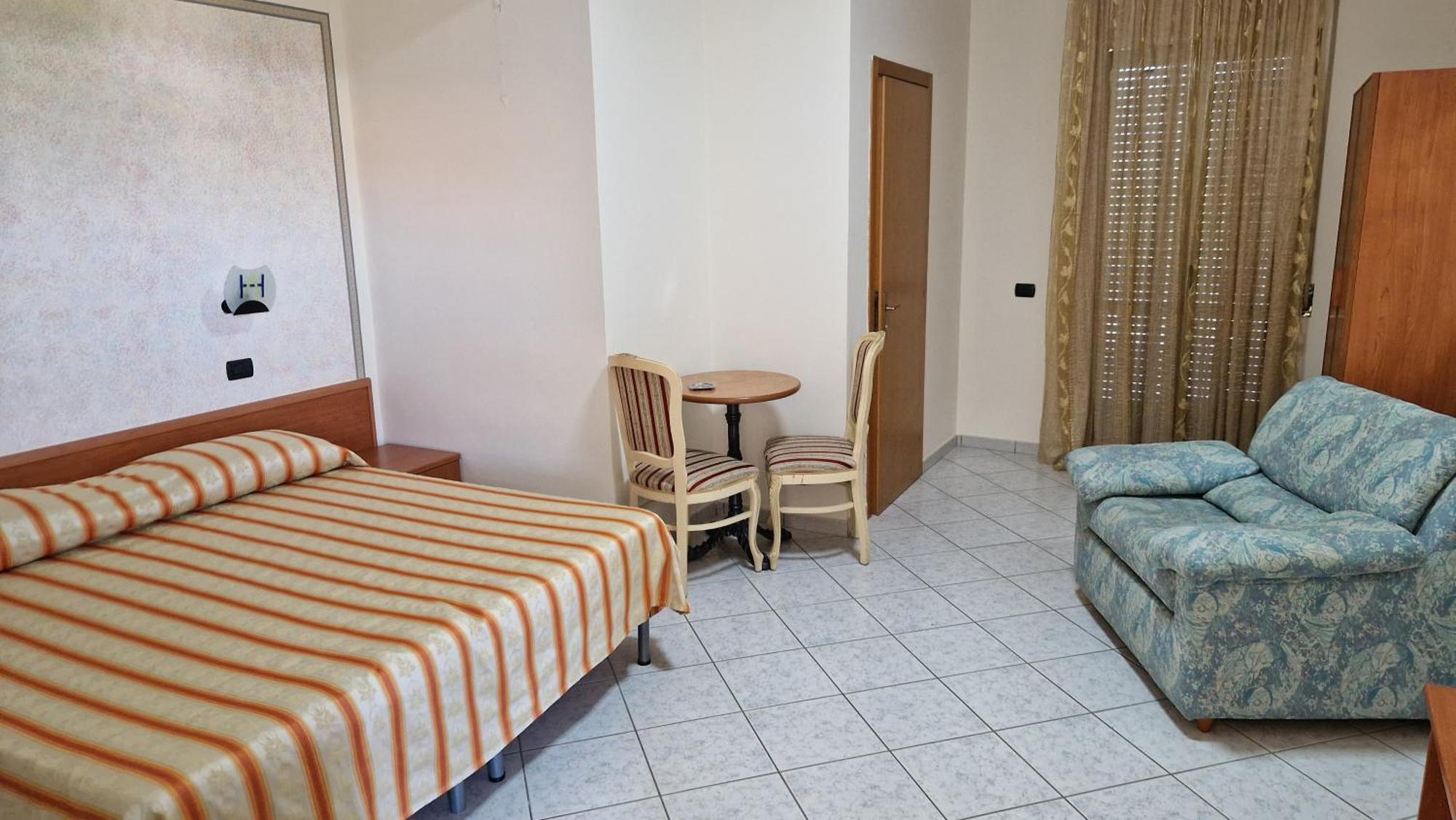Hotel Ausonia コリリアーノ・カーラブロ 部屋 写真
