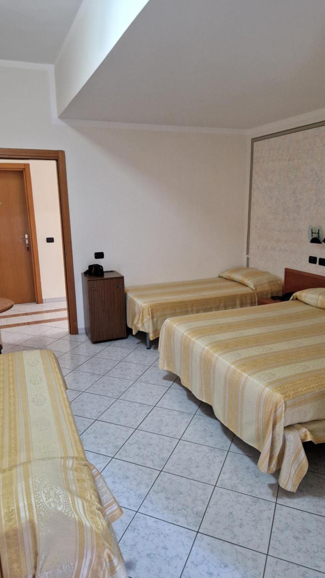 Hotel Ausonia コリリアーノ・カーラブロ 部屋 写真
