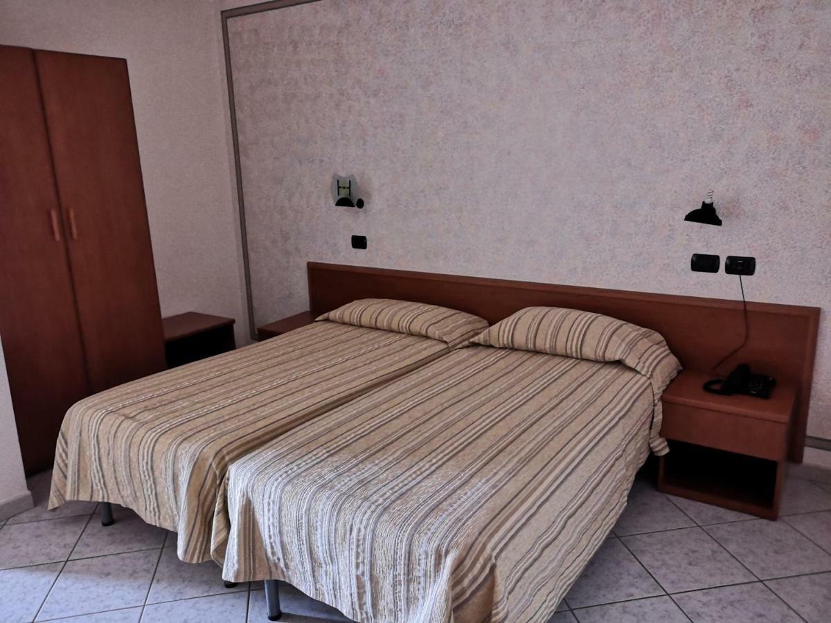 Hotel Ausonia コリリアーノ・カーラブロ エクステリア 写真