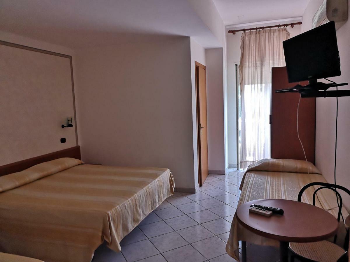 Hotel Ausonia コリリアーノ・カーラブロ 部屋 写真