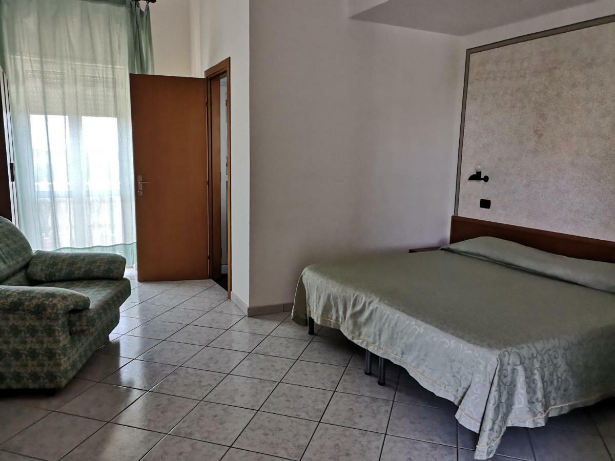 Hotel Ausonia コリリアーノ・カーラブロ エクステリア 写真